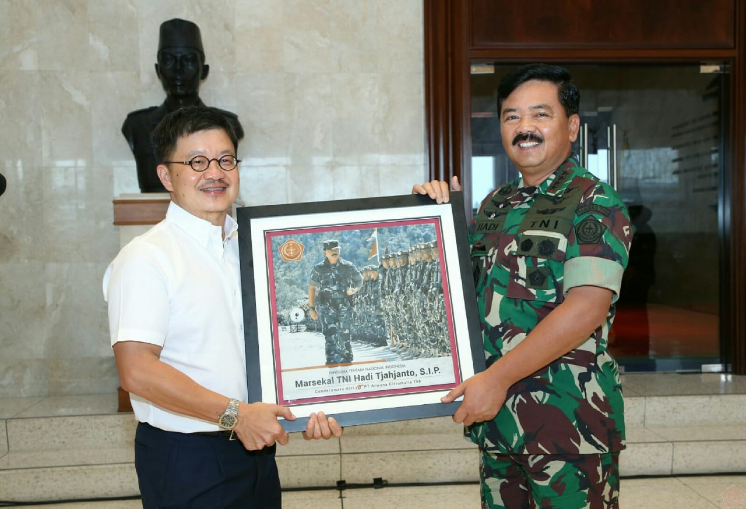 TNI Terima Hibah Keramik dari PT Arwana Citramulia Tbk