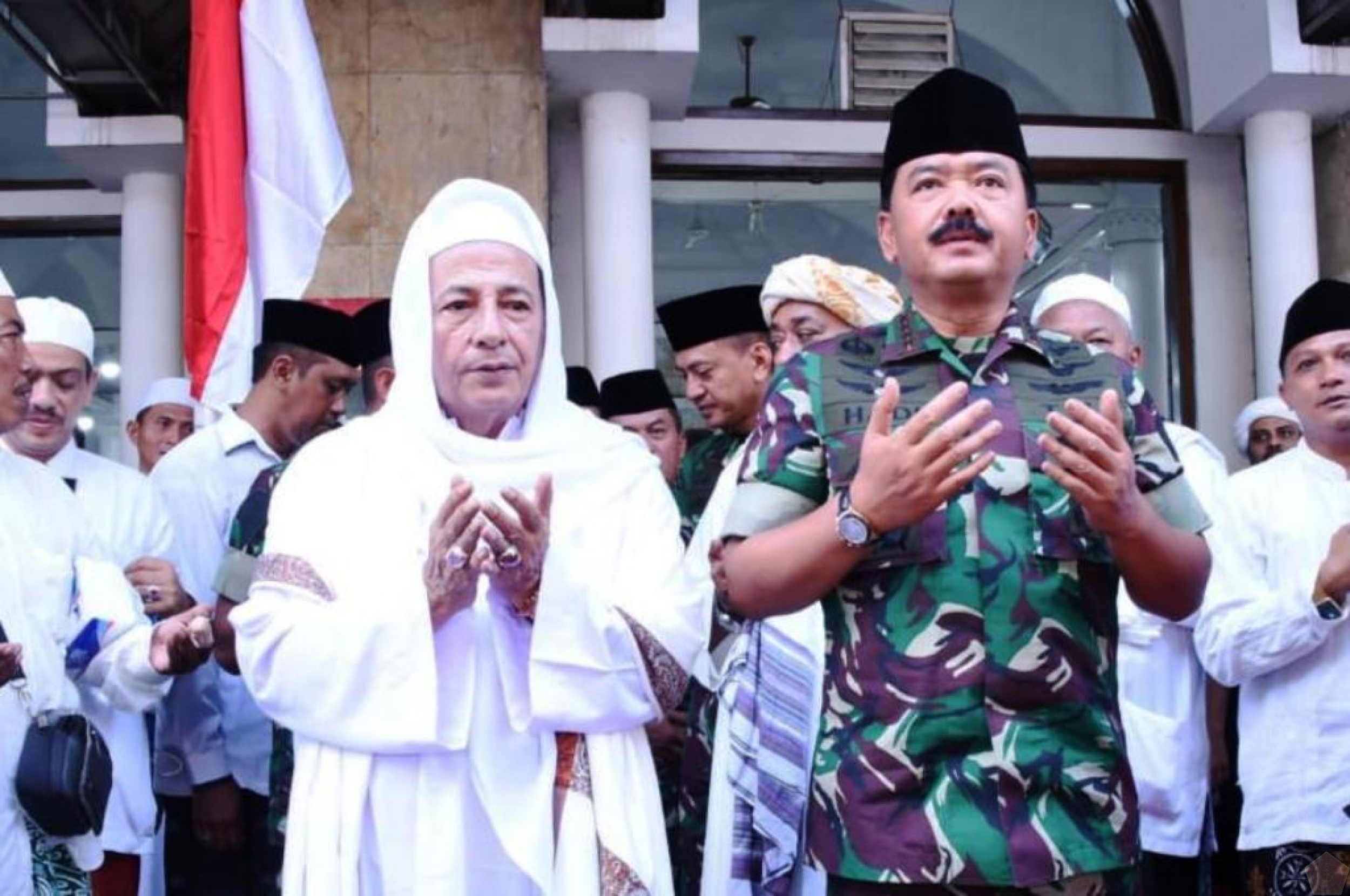Panglima TNI Silaturahmi dengan Pengajian Kliwonan Kanzus Sholawat di Pekalongan