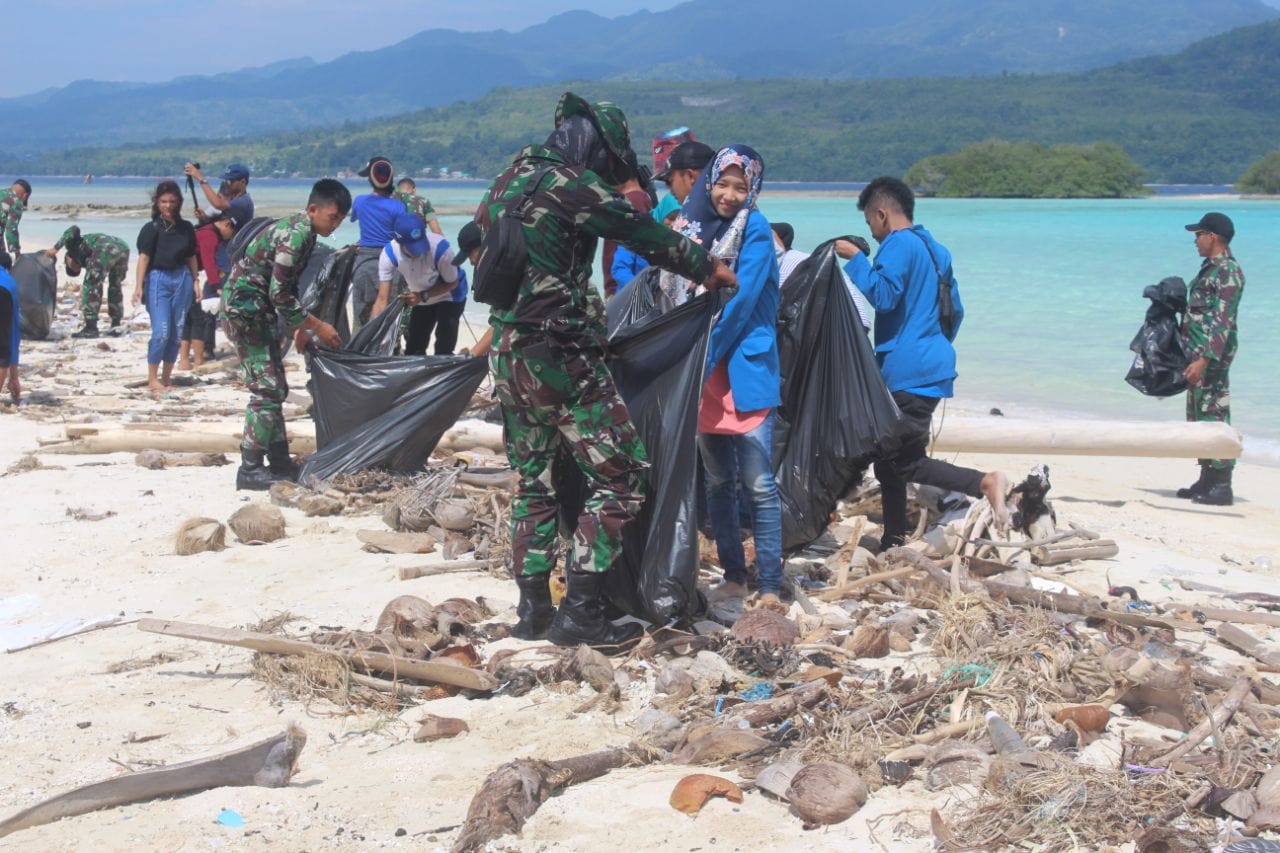 Peduli Kelestarian Alam dan Masa Depan Maluku, Satgas Yonif 711/Rks Ajak Mahasiswa Pelihara Pulau Pombo