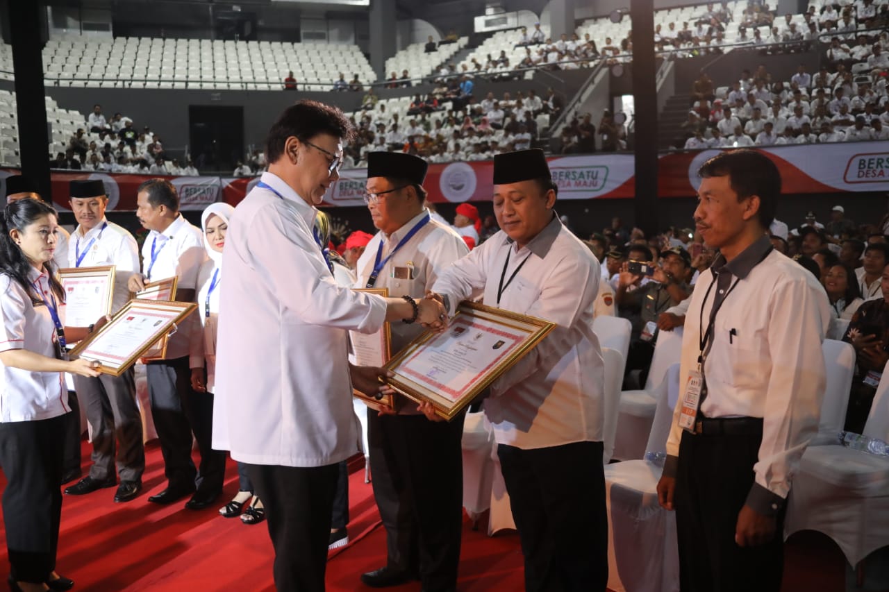 Mendagri Serahkan Piagam Penghargaan pada Asosiasi Pemerintah Desa
