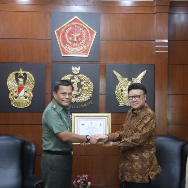 Mendagri Beri Penghargaan bagi Anggota TNI  yang Gugur dalam Pelaksanaan Pemilu 2019