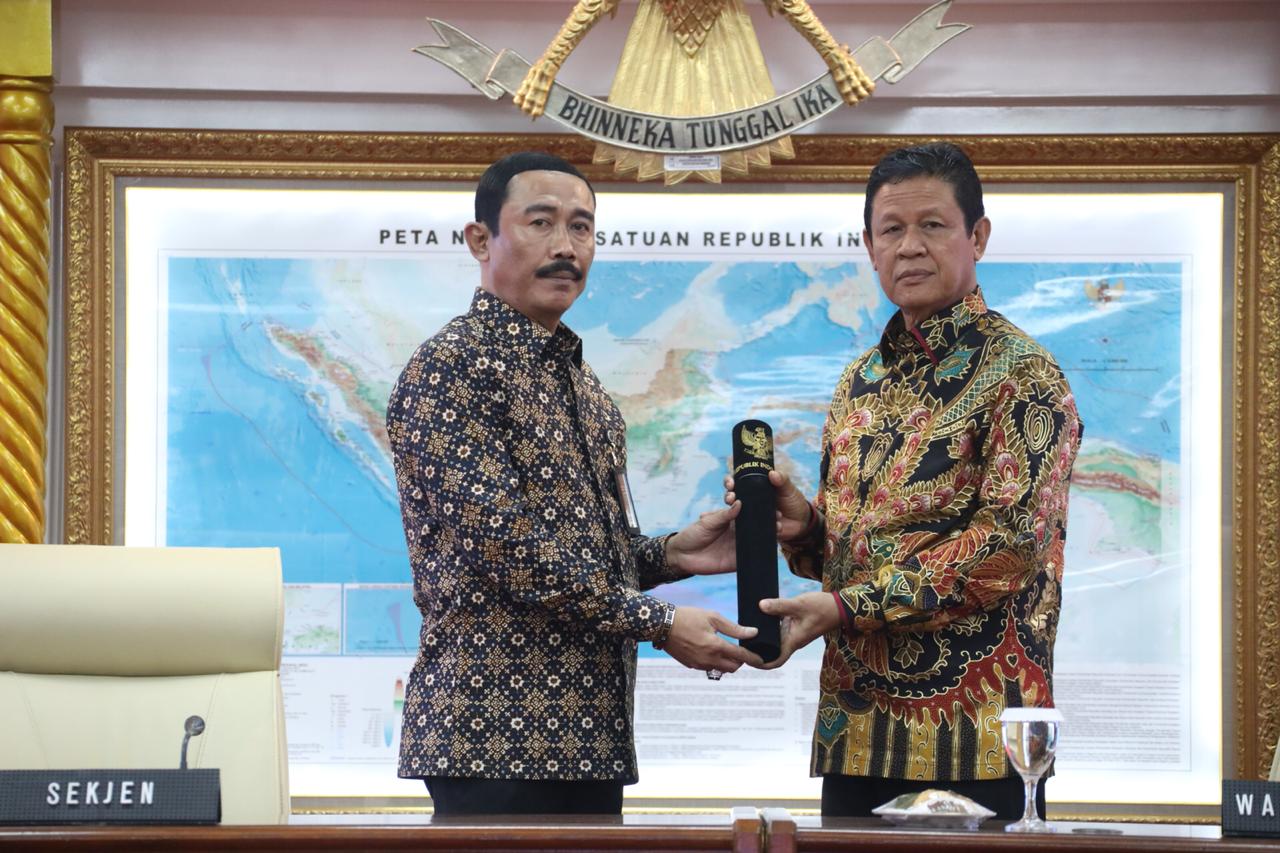 Sekjen Kemendagri Serahkan SK Plt Gubernur Kepri