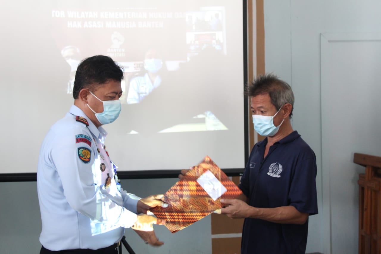 Lapas Serang Serahkan Remisi Natal Kepada Napi