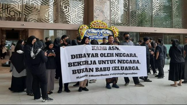 Puluhan pegawai Kemendikti Saintek menggelar aksi di Kantor Kemendikti Saintek