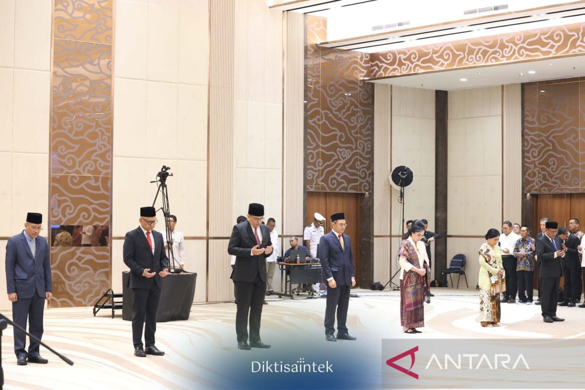 Mendiktisaintek Lantik Tujuh Pejabat Pimpinan Tinggi Madya di Lingkungan Kemdiktisaintek