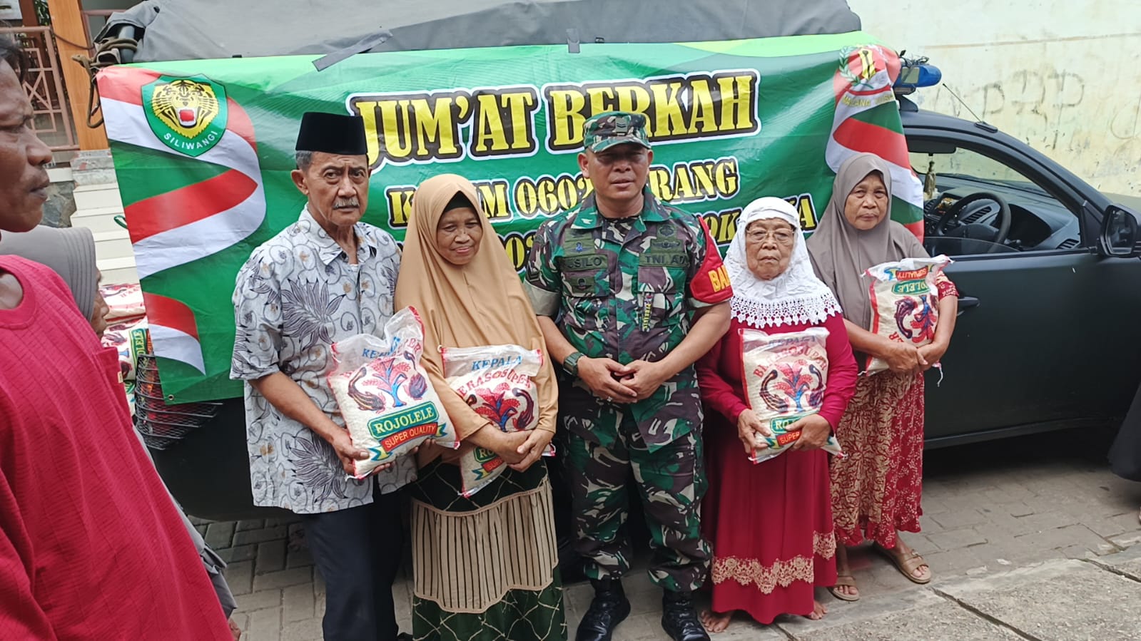 Babinsa Koramil 0602-05/Cipocok Jaya Bagikan Beras untuk Masyarakat dalam Kegiatan Jum’at Berkah