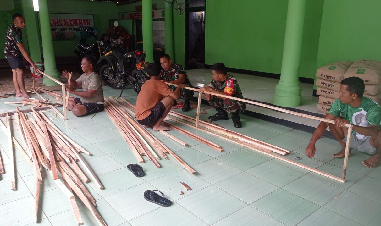 Danramil 0602-20/Pamarayan Bangun Kandang Ayam Petelur Mendukung Program MBG Gagasan Presiden Prabowo