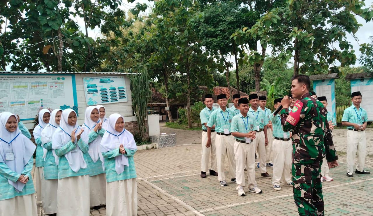 Babinsa Koramil 0602-21/Kopo Latih Dasar Kepemimpinan Di Pondok Pesantren Daarul Hufadz