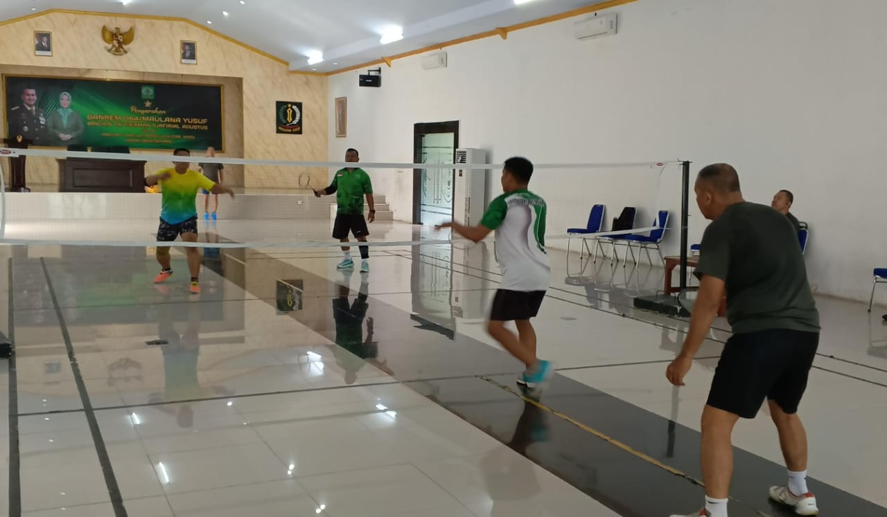 Jaga Kebugaran, Anggota Kodim 0602/Serang Laksanakan Olahraga Badminton