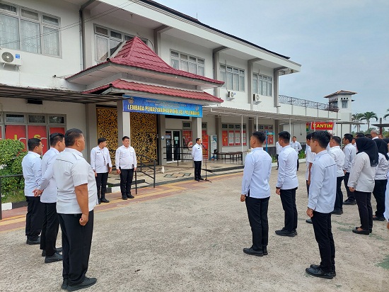 Kakanwil Direktorat Jenderal Pemasyarakatan Sumatera Selatan Pimpin Apel Pagi di Lapas Kelas I Palembang