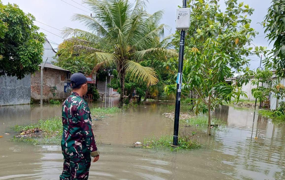 Danramil 0602-16/Ciruas Kerahkan Babinsa Bantu Warga Terdampak Banjir Di Perumahan BCP 2