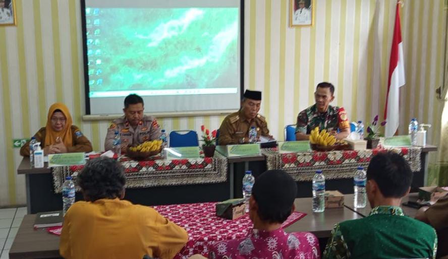 Dukung Program Kesehatan, Babinsa Koramil 0602-18/Kragilan Hadiri Rapat Perencanaan UPT Puskesmas