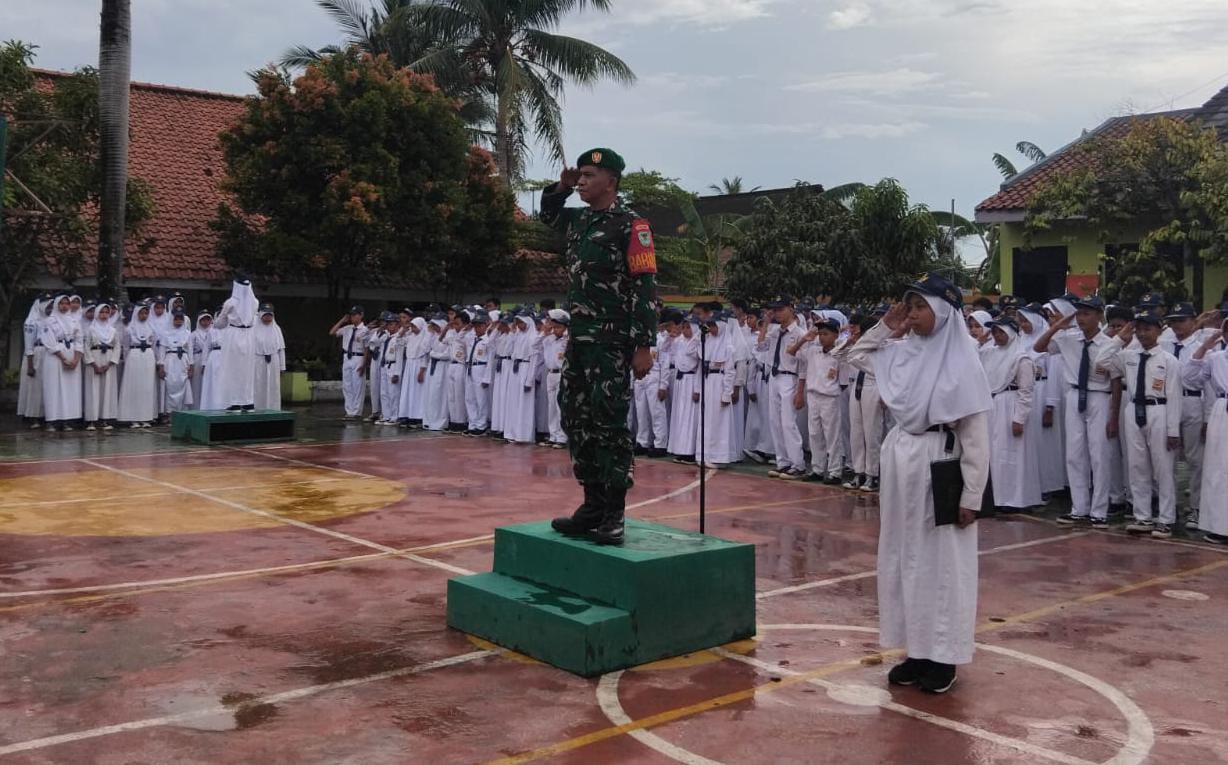 Tingkatkan Semangat Kebangsaan, Babinsa 0602-06/Kramatwatu Pimpin Upacara Di SMP Negeri 2
