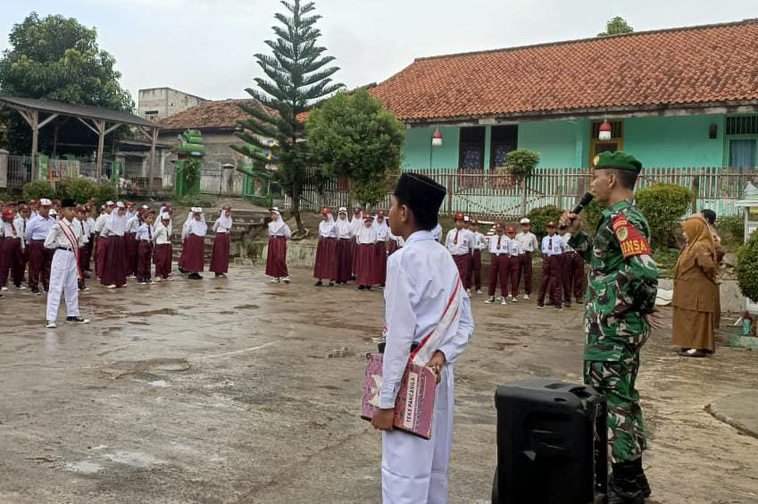 Babinsa Koramil 0602-18/Kragilan Ajak Siswa SD Negeri 6 Kragilan Tanamkan Jiwa Patriotisme