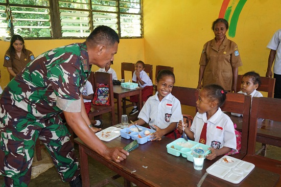 Dampingi Program Makan Bergizi, TNI AD Dukung Anak Papua Sehat dan Cerdas