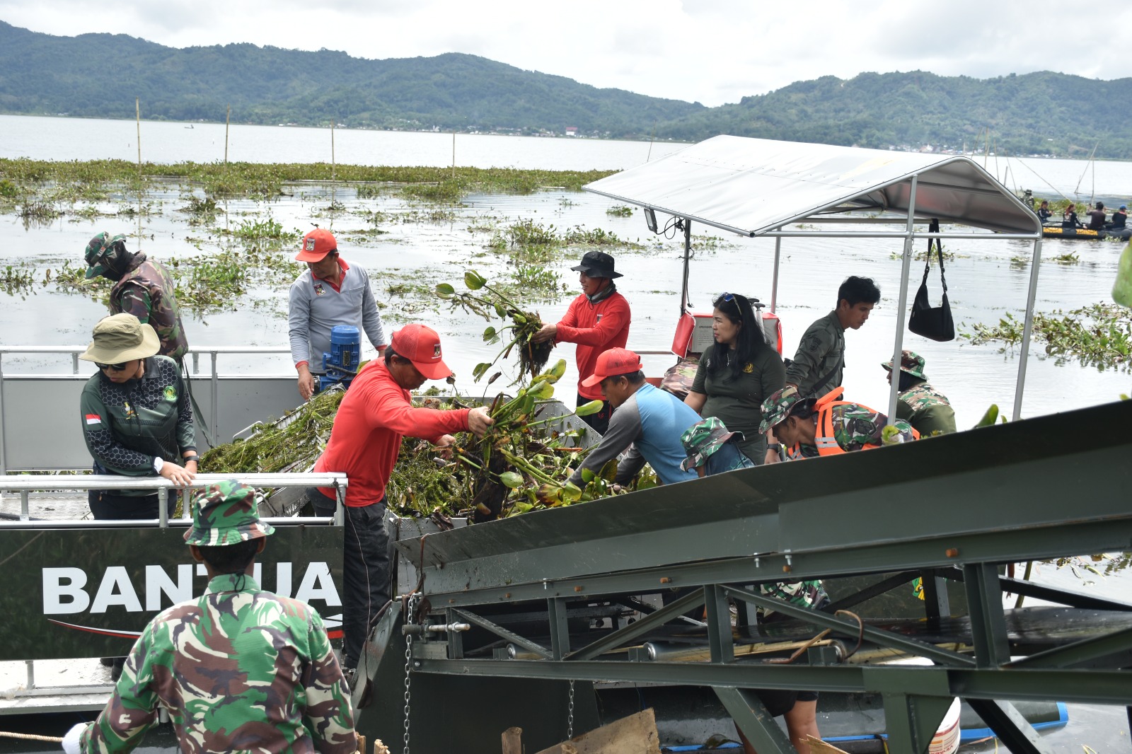 Danau Tondano Menjerit! TNI dan Warga Bersatu Padu Gasak Eceng Gondok