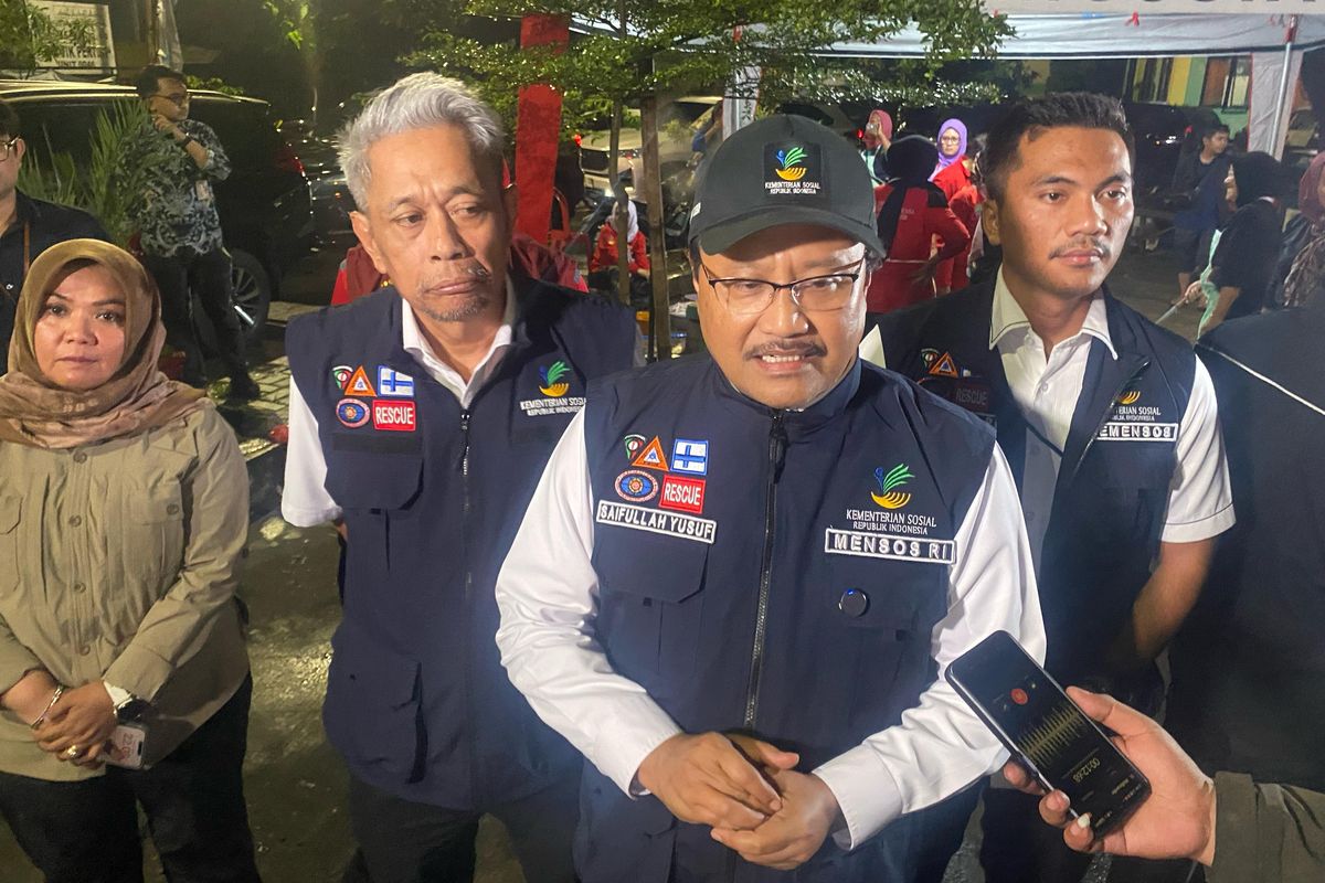 Mensos Saifullah Yusuf Kunjungi Pengungsian Korban Banjir Di Jatiasih, Kota Bekasi