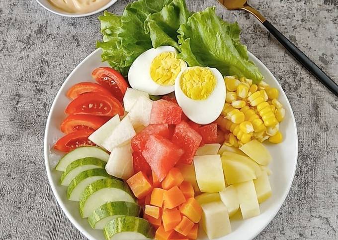 Salad Sayur dan Buah Makanan Sehat saat Berbuka Puasa