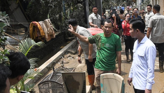 Wakil Presiden RI Gibran Rakabuming Raka Tinjau Rumah Warga Yang Terdampak Banjir Di Bekasi