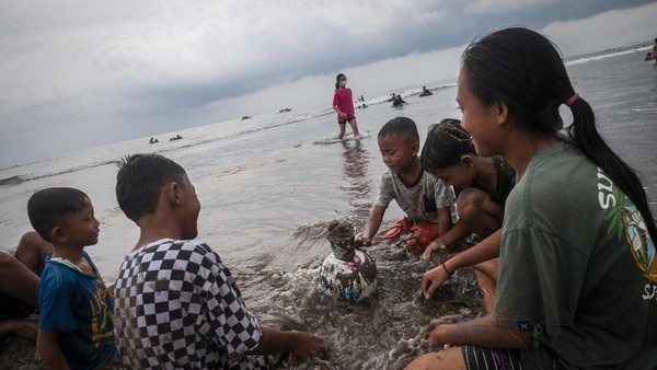 Wisatawan Semakin Memadati Pantai Anyer