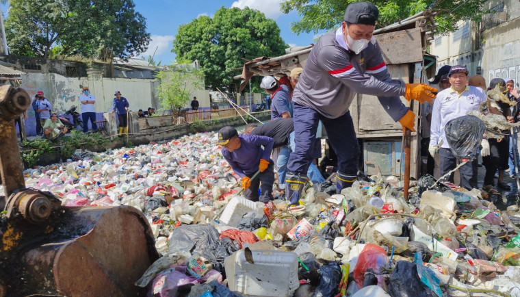 Bupati Tangerang Maesyal Rasyid Terjun Langsung Bersihkan Sampah