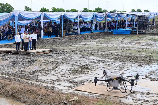 Presiden Prabowo Tebar Benih Padi Dengan Teknologi Drone Pertanian