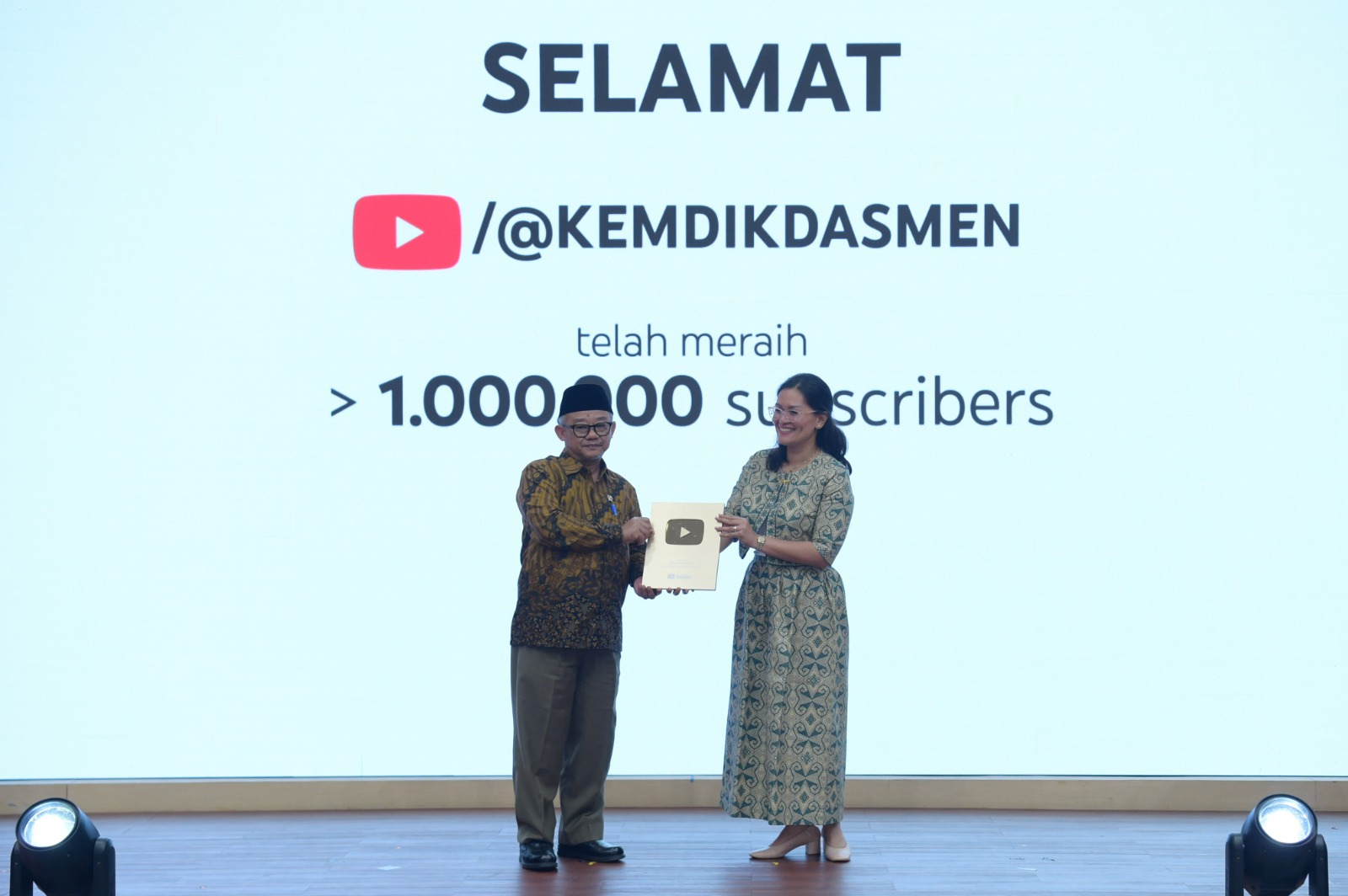 Kemendikdasmen Raih Gold Play Button – YouTube