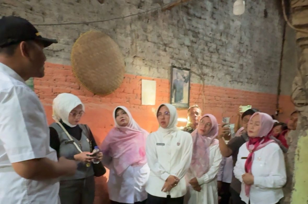 Ketua TP Posyandu Provinsi Banten Tinawati Andra Soni Tinjau Rumah Roboh di Kasemen