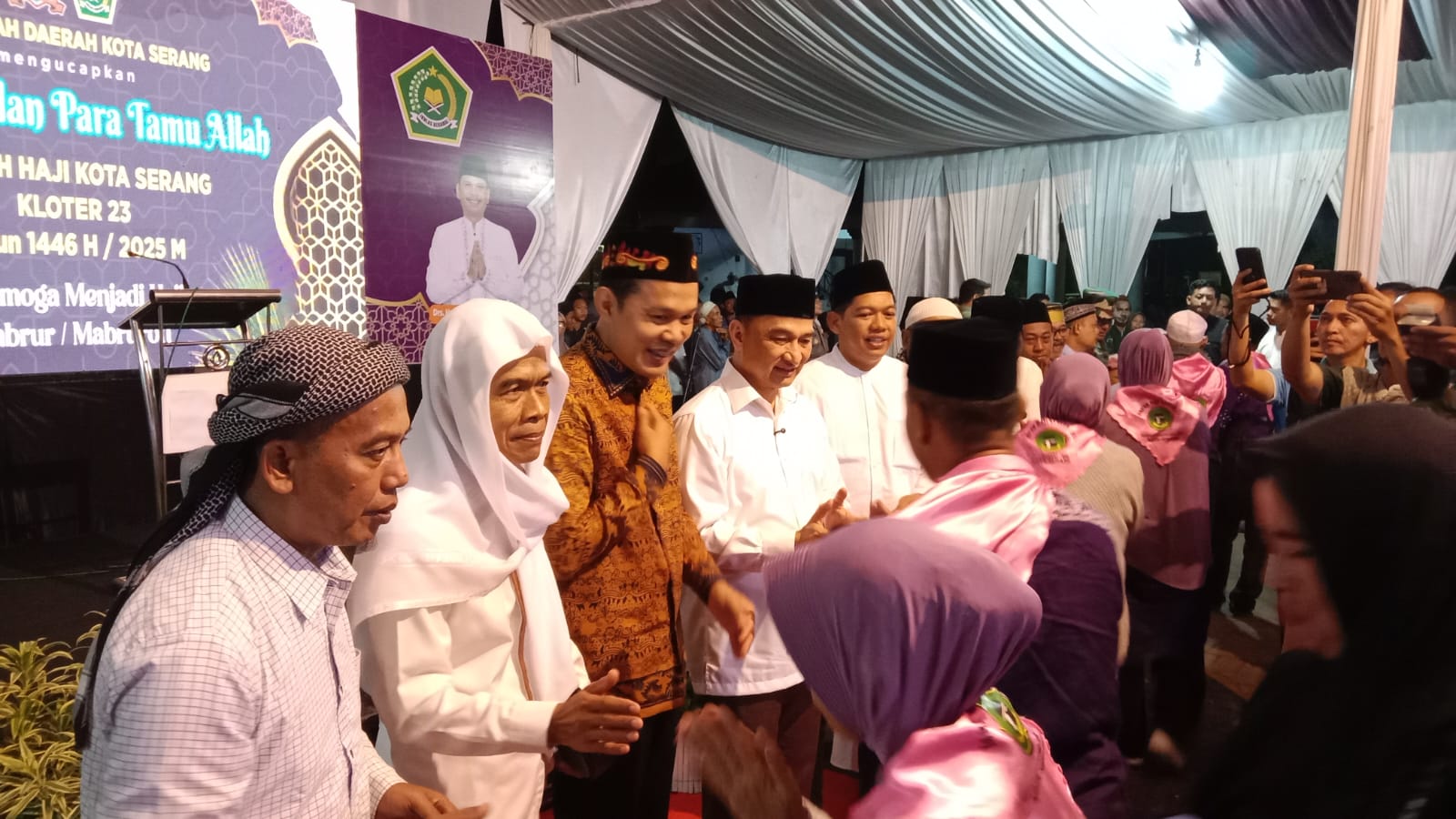 Nur Agis Aulia bersama wakil Gubernur lepas pemberangkatan Kloter 23 Haji Kota Serang.