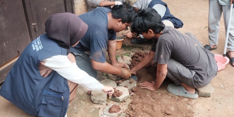 KKN Kelompok 85 UIN Raden Intan Lampung Wujudkan Program Biopori untuk Cegah Genangan Air