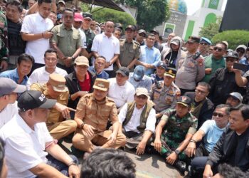 Terima Aspirasi, Ketua DPRD Bekasi Duduk Lesehan Dijalan Bersama Mahasiswa