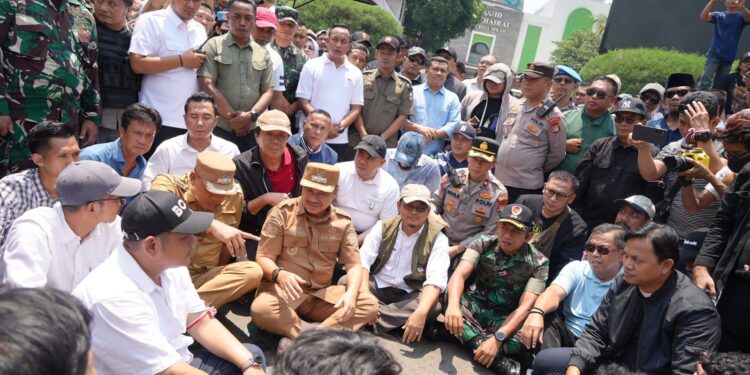 Terima Aspirasi, Ketua DPRD Bekasi Duduk Lesehan Dijalan Bersama Mahasiswa