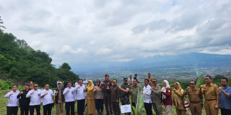 Jaga Ketahanan Pangan,Lapas Bajar Tanam Bibit Kelapa