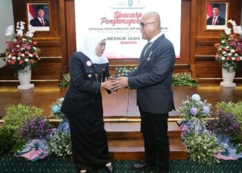 Ketua Umum PWI Pusat Akhmad Munir Terima Lencana Kehormatan “Jer Basuki Mawa Beya” dari Gubernur Jatim