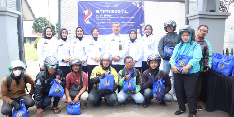 Kakanwil Ditjen Pas Banten Beserta UPT Berikan Bansos Untuk Masyarakat  Di Rangkaian Hut 1 Imipas