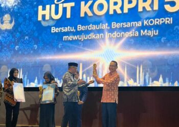 Membidani Kelahiran  BPJS Kesehatan, Fachmi Idris Terima Life Achievement KORPRI Award