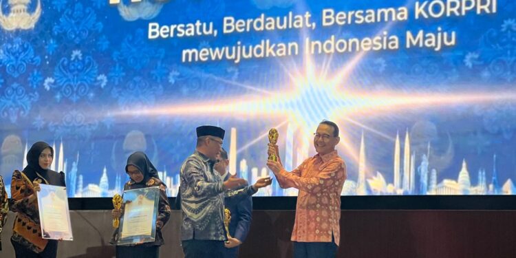 Membidani Kelahiran  BPJS Kesehatan, Fachmi Idris Terima Life Achievement KORPRI Award