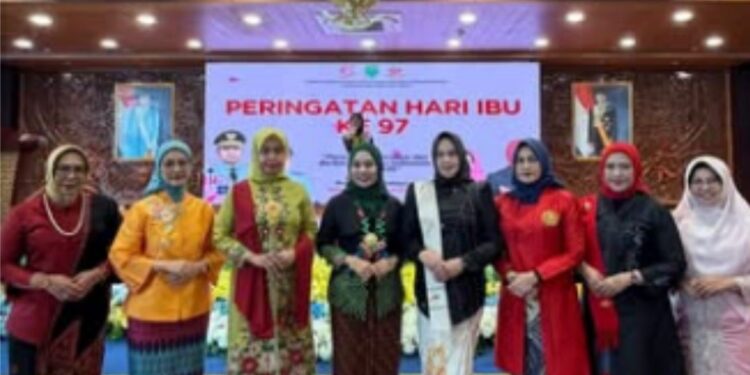 Hari Ibu: Mengapa Kita Sibuk Berkebaya, Tapi Lupa Bertanya?