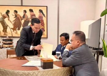 Jelang Lawatan ke Inggris, Prabowo Terima Paparan Dasco di Lanud Halim