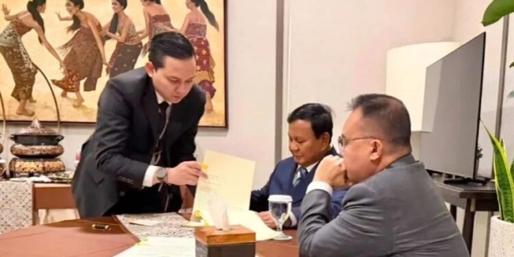 Jelang Lawatan ke Inggris, Prabowo Terima Paparan Dasco di Lanud Halim