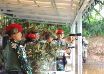 Peserta Retret PWI Ikuti Latihan Menembak di Batalyon 13 Kopassus