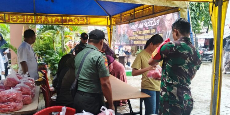 Babinsa Kelurahan Karang Anyar Gelar Bazar Telur Murah, Bantu Warga Hadapi Lonjakan Harga Jelang Lebaran