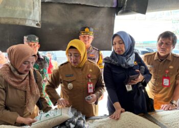 Perumda NKR Bersama Bapanas Sidak Pasar Cisoka, Pastikan Harga dan Stok Sembako Aman Jelang Lebaran