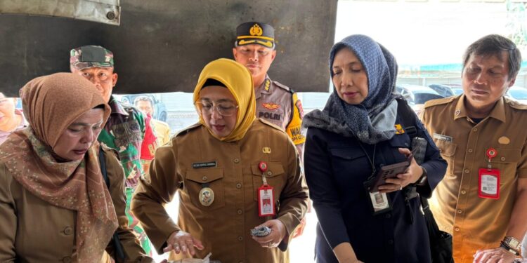 Perumda NKR Bersama Bapanas Sidak Pasar Cisoka, Pastikan Harga dan Stok Sembako Aman Jelang Lebaran