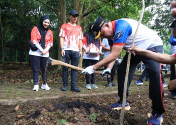 Peringati HPSN, Wali Kota dan ASN Se-Kota Bekasi Kompak Bersih-Bersih Lingkungan dan Fasum
