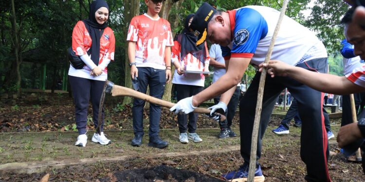 Peringati HPSN, Wali Kota dan ASN Se-Kota Bekasi Kompak Bersih-Bersih Lingkungan dan Fasum