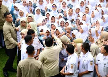 Momen Haru Presiden Prabowo dan Siswa SMAN 1 Cilacap Nyanyikan Lagu-Lagu Nasional