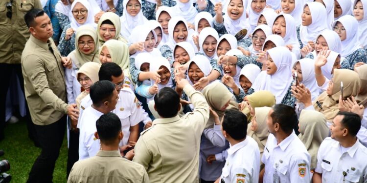 Momen Haru Presiden Prabowo dan Siswa SMAN 1 Cilacap Nyanyikan Lagu-Lagu Nasional