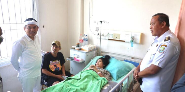 Wali Kota Bekasi Dampingi KDM Jenguk Korban, Pastikan Penanganan Maksimal di RS dan Tercover BPJS.