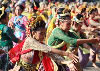 Cfd Bekasi Dipadati Penari, Tari Kolosal Ronggeng Nyentrik Guncang Jalan Ahmad Yani